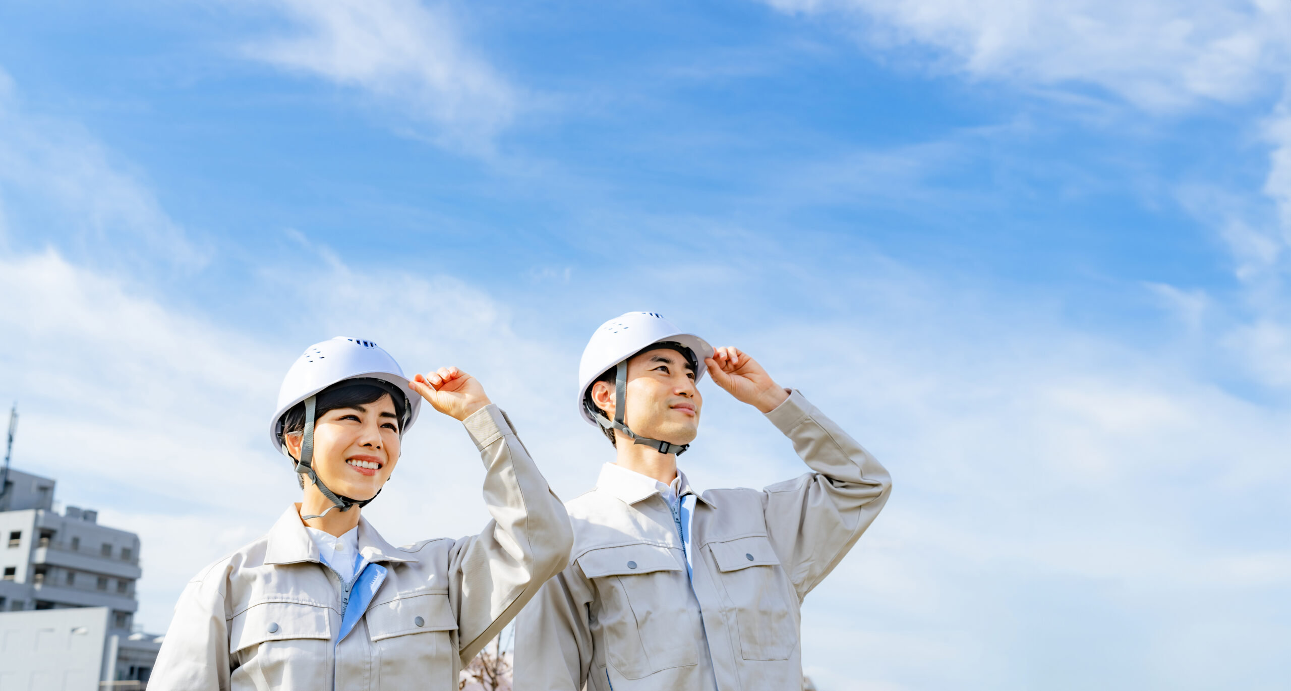作業服とヘルメットの男女